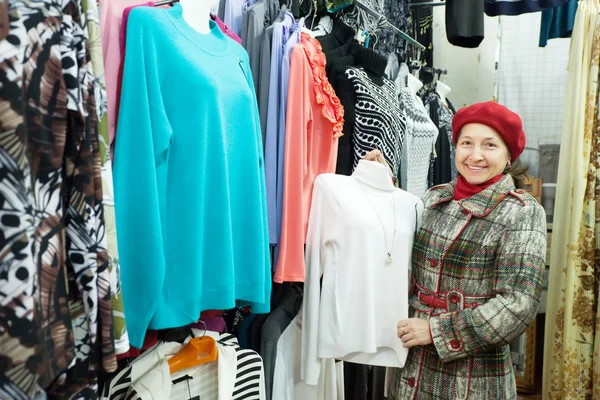 Γυναίκα που επιλέγει ρούχα — Φωτογραφία Αρχείου