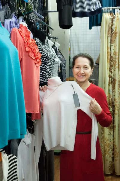 Kobieta wybiera ubrania — Zdjęcie stockowe
