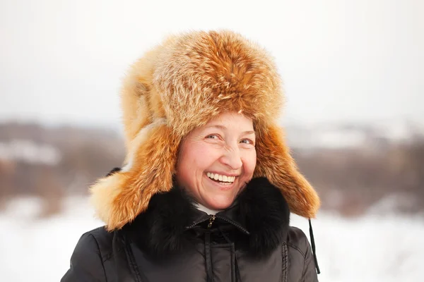 Mulher madura feliz no inverno — Fotografia de Stock