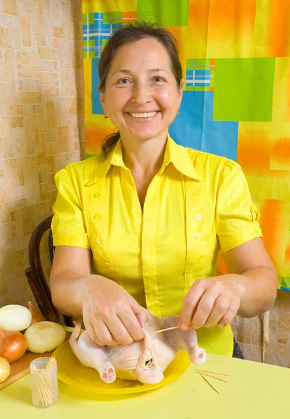 Mulher costurando frango por palitos — Fotografia de Stock