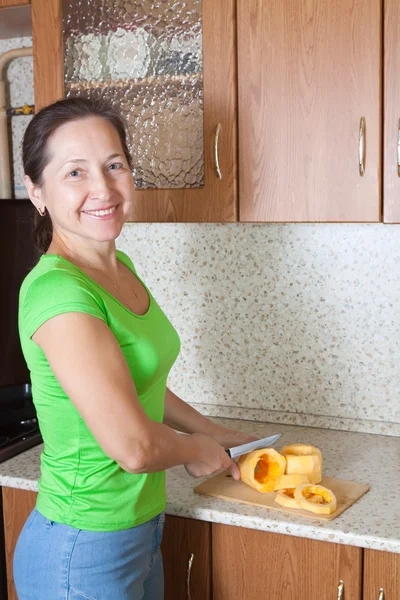 Kadın pişirme sebze iliği dolması — Stockfoto