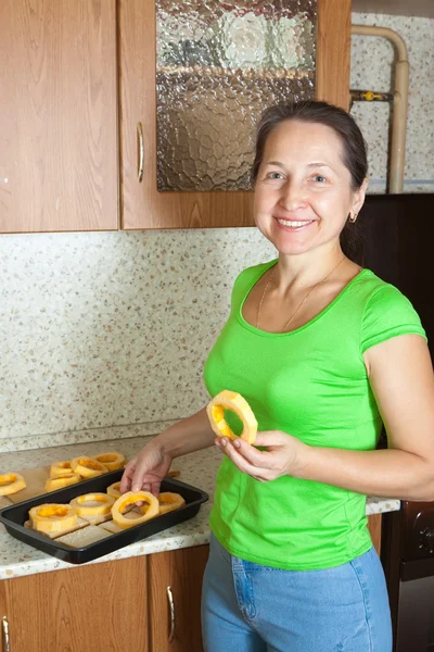 Mujer pone anillo de médula vegetal en bandeja de tostado — Foto de Stock