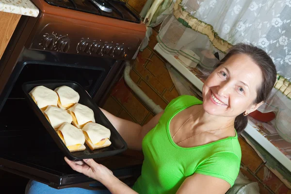 Γυναίκα ψήσιμο γεμιστό Ανθοί στο τηγάνι — Φωτογραφία Αρχείου