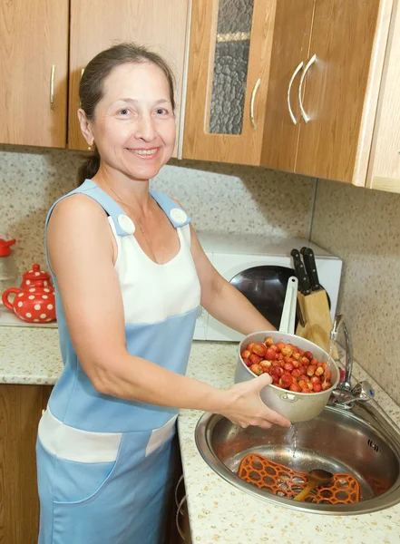 Ηλικιωμένη γυναίκα πλύσιμο φράουλες — Φωτογραφία Αρχείου