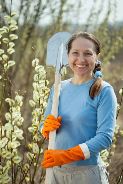 Vrouwelijke tuinman met spade ik — Stockfoto
