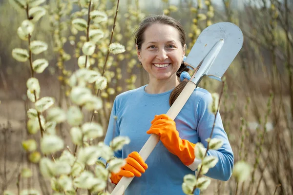 Kvinnelig gartner med spade – stockfoto