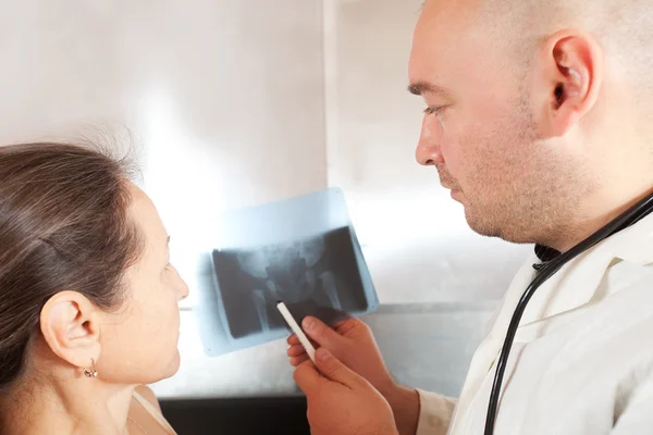 Médecin et patient discutant de radiographie — Photo
