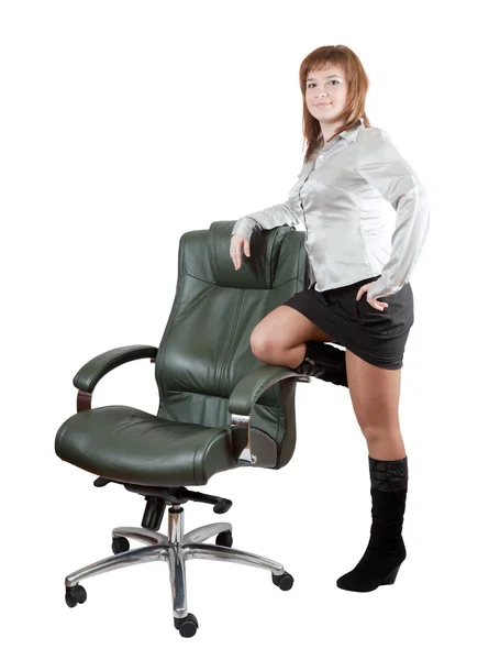 Женщина рядом с роскошным офисным креслом — стоковое фото