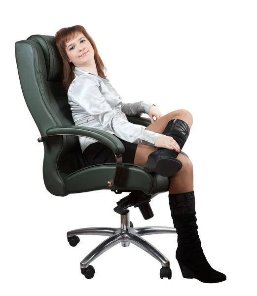 Женщина сидит на роскошном офисном кресле — стоковое фото