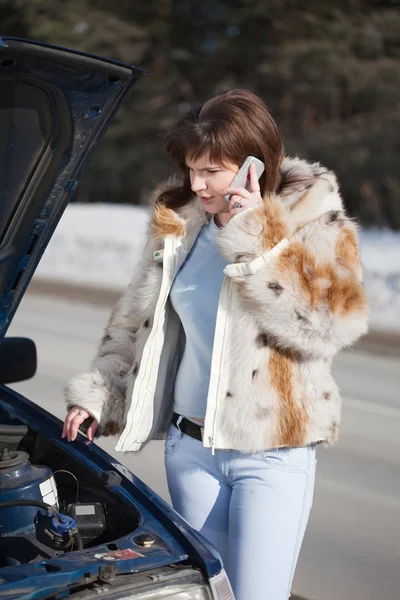 Frau telefoniert per Handy — Stockfoto
