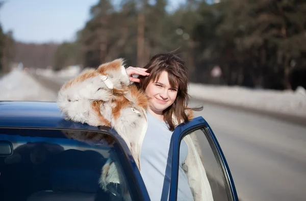 Kvinna med hennes bil — Stockfoto