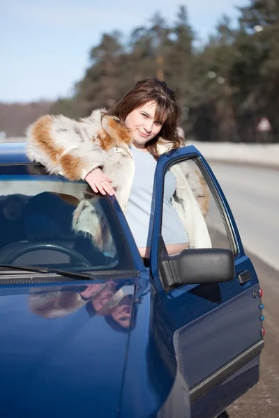 Femme heureuse avec sa voiture — Photo
