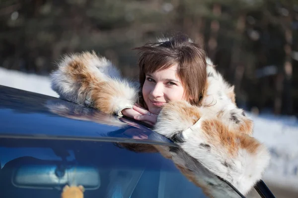 Woman near her car in winter road — Stock Photo, Image