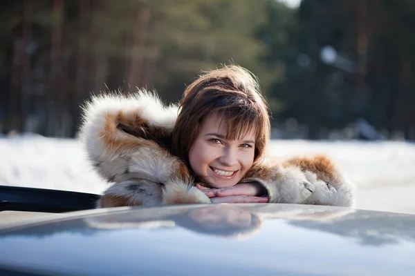 Retrato de mulher feliz perto de seu carro — Fotografia de Stock