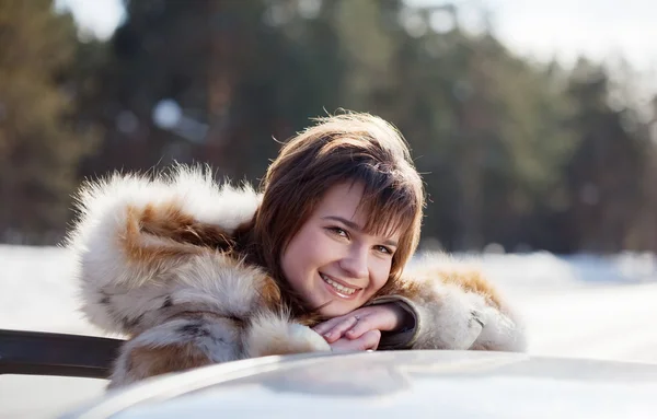 Femme heureuse près de sa voiture — Photo