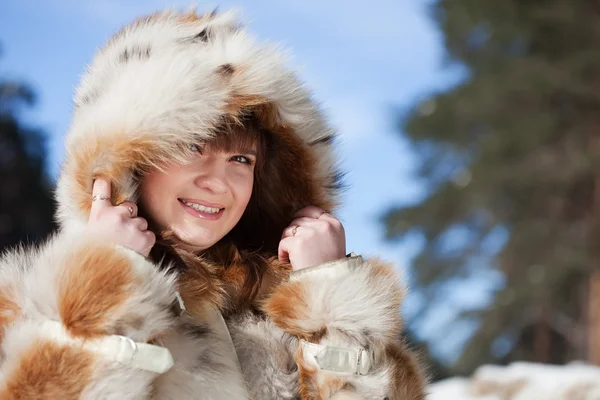 冬公園の毛皮のコートの女の子 — ストック写真
