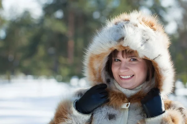 Mädchen in winterlicher Kleidung — Stockfoto