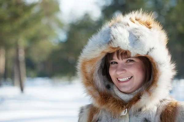 Menina de casaco de pele no parque de inverno — Fotografia de Stock