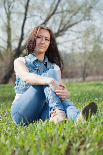 Mujer en jeans en el prado —  Fotos de Stock
