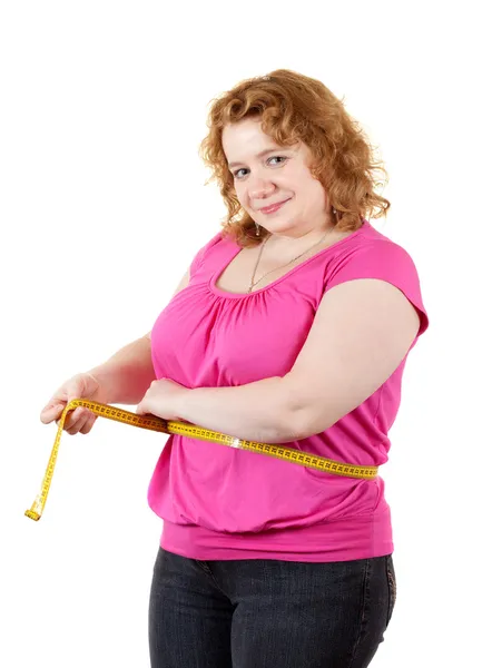 Толстая женщина измеряет талию — стоковое фото