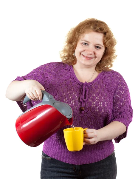Frau mit Wasserkocher und Tasse — Stockfoto