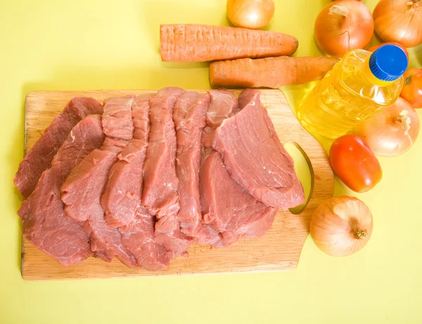 Carne de bovino sobre tábua de corte — Fotografia de Stock
