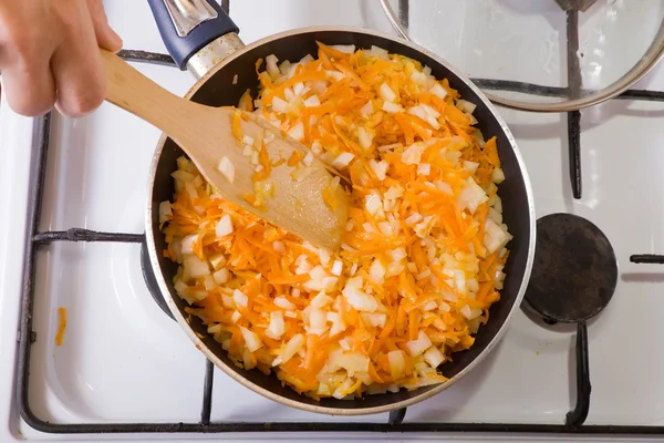 Oignon et carotte sur cuisinière à gaz — Photo