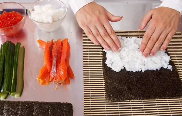 Cozinheiro fazendo rolos de sushi — Fotografia de Stock