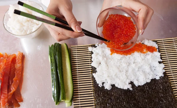 Μαγειρέψτε κάνοντας σούσι κυλίνδρους με χαβιάρι — Φωτογραφία Αρχείου