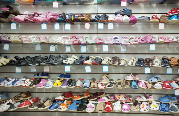 Дитяче взуття в магазині — стокове фото