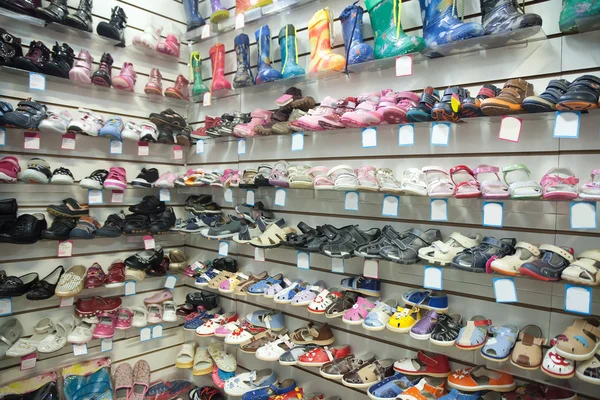Chaussures bébé au magasin à la mode — Photo