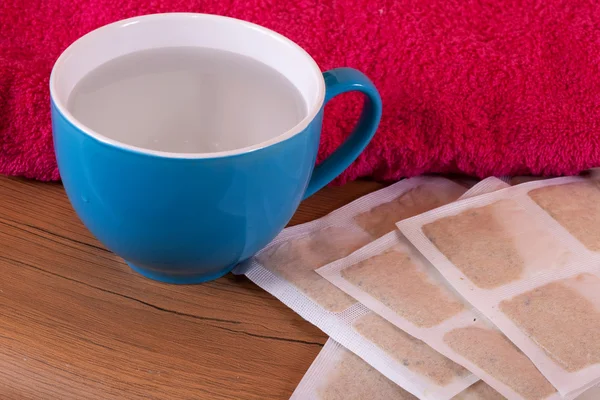 Sinapismo con toalla y taza — Foto de Stock