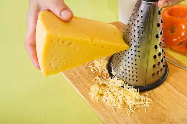 Closeup Cook strouhání sýra — Stock fotografie
