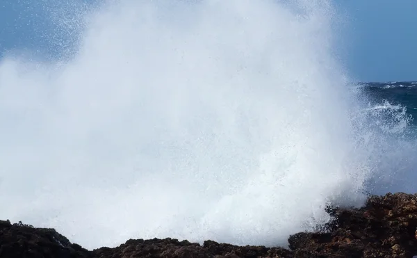 Sea wave breaking against coast rock — Stock Photo, Image