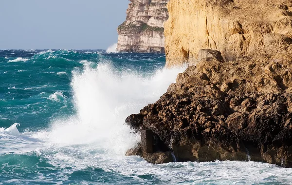 Ola de mar rompiendo contra acantilado —  Fotos de Stock