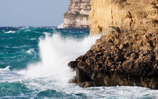 Stock image Sea wave breaking against cliff