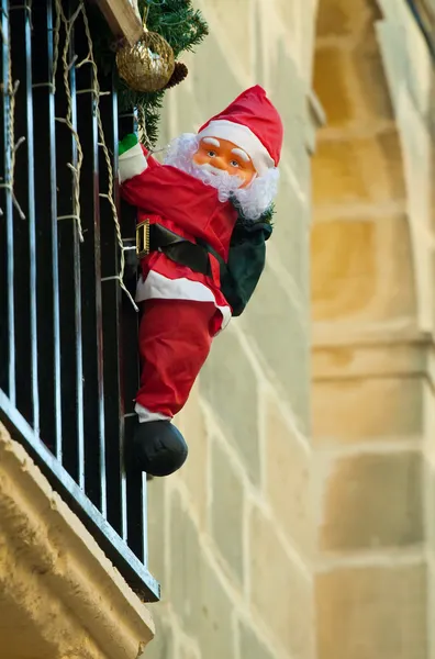 Santa claus klimmen huis — Stockfoto