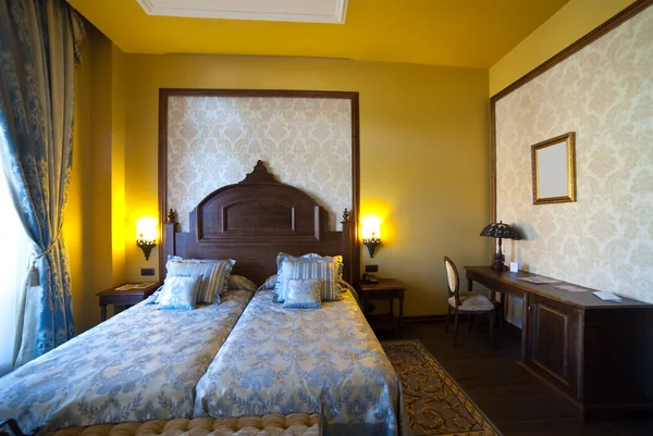 Интерьер роскошной спальни — стоковое фото