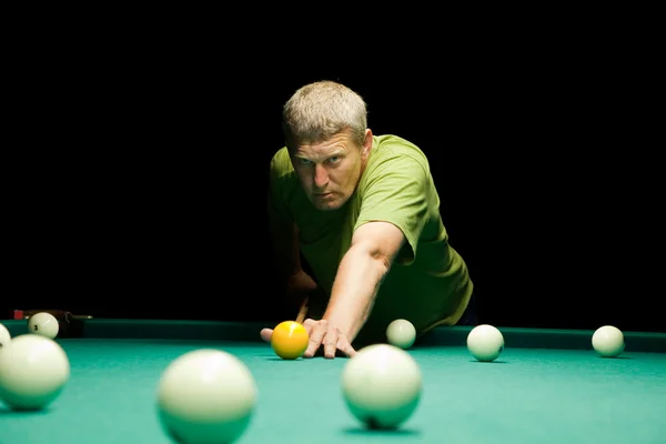 Man plays billiards — Stock Photo, Image