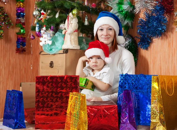 Mutter und kleiner Sohn mit Weihnachtsgeschenken Stockfoto
