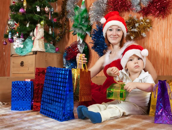 Mutter und kleiner Sohn mit Weihnachtsgeschenken lizenzfreie Stockbilder