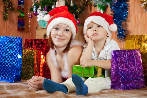 Mutter und Sohn mit Weihnachtsgeschenken Stockbild