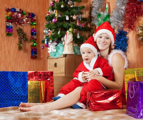 庆祝圣诞节的快乐家庭 免版税图库图片