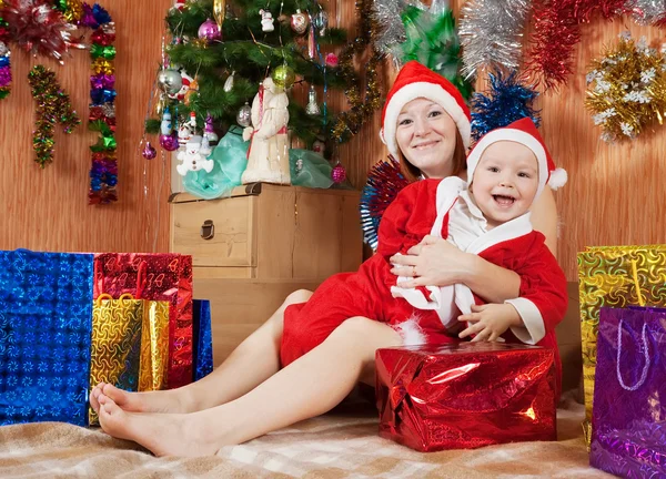 Мальчик с матерью празднуют Рождество Стоковое Фото