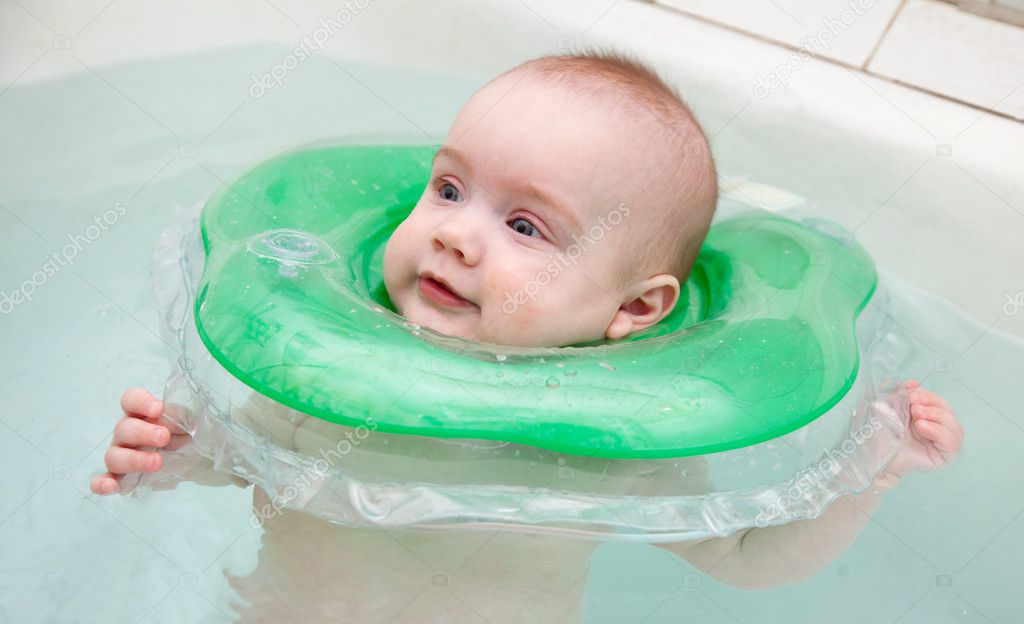 Bebe De Six Mois Dans Le Bain Image Libre De Droit Par Jim Filim C