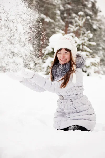 Jeune femme jetant de la neige — Photo