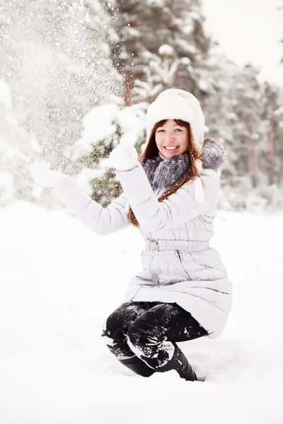 Lány dobás hó — Stock Fotó