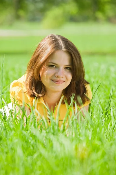 Morena menina relaxante na grama — Fotografia de Stock