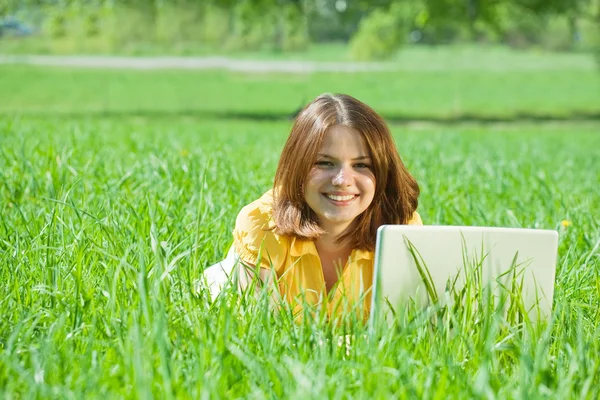Dívka relaxační s notebookem — Stock fotografie