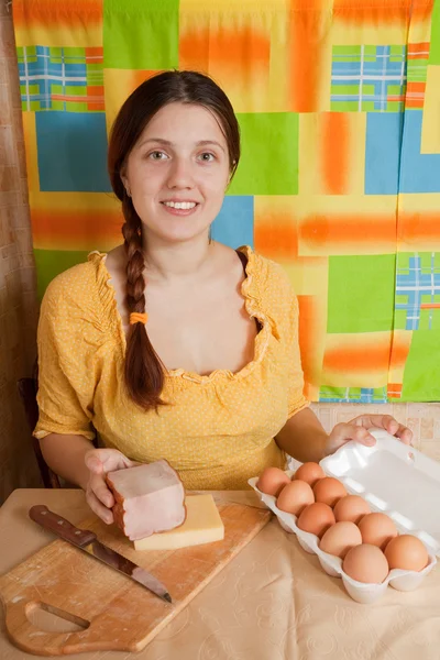 Женщина с беконом и яйцами — стоковое фото